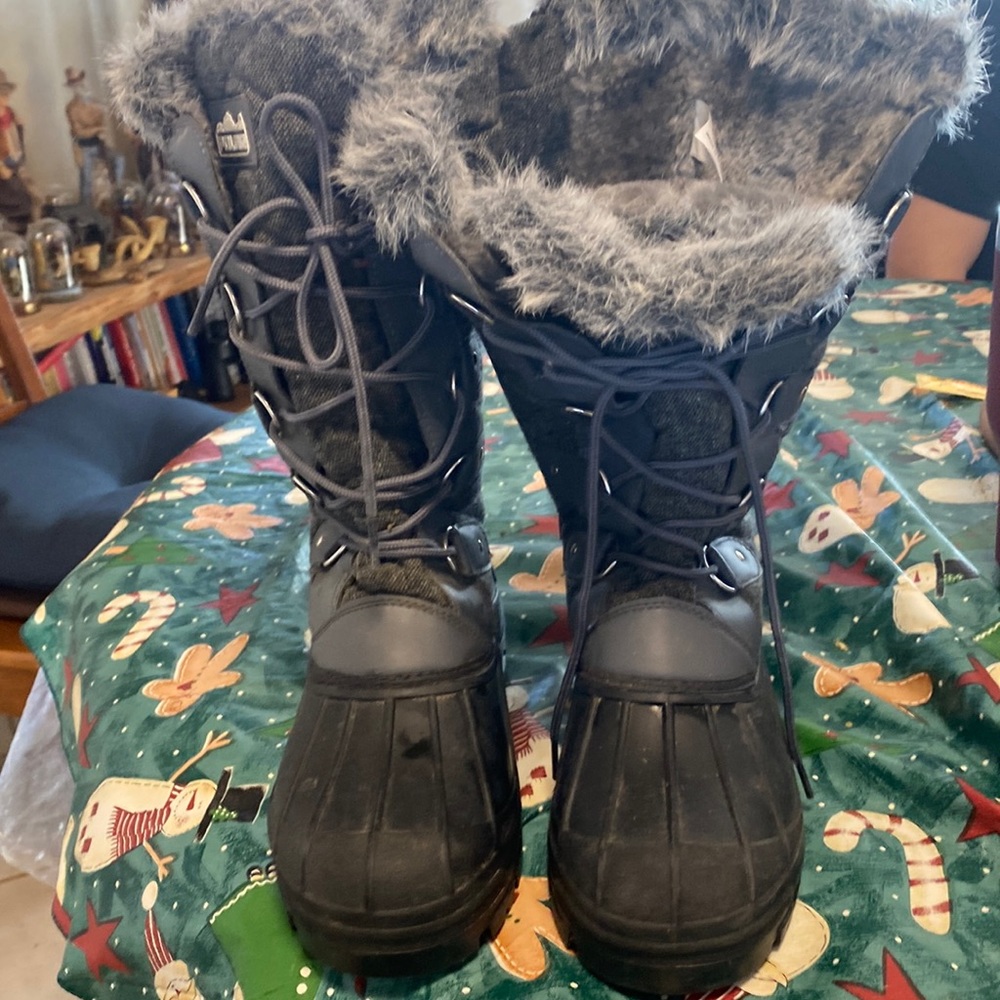 Snow boots
